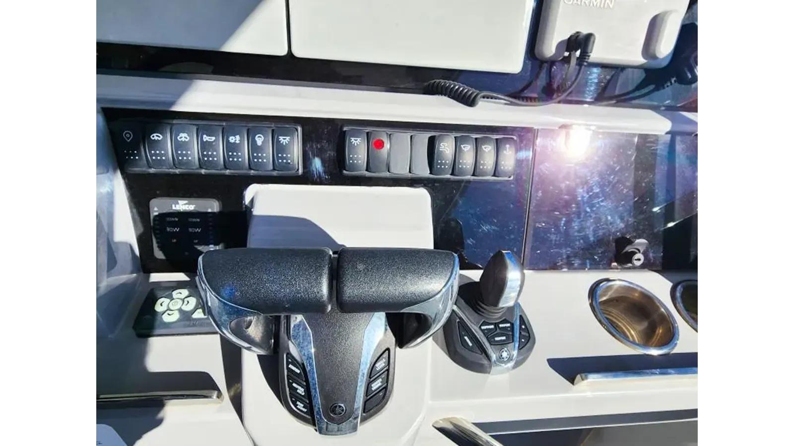 Купить яхту 2023 Jeanneau Leader 10.5 WA Series 2 36' Leader 10.5 WA Series 2 в Shestakov Yacht Sales