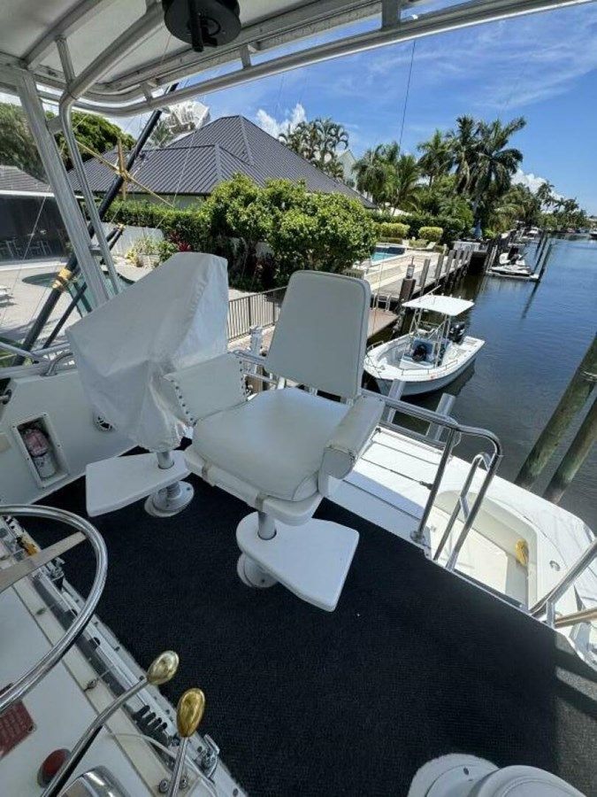 HOOK 'EM yacht sale