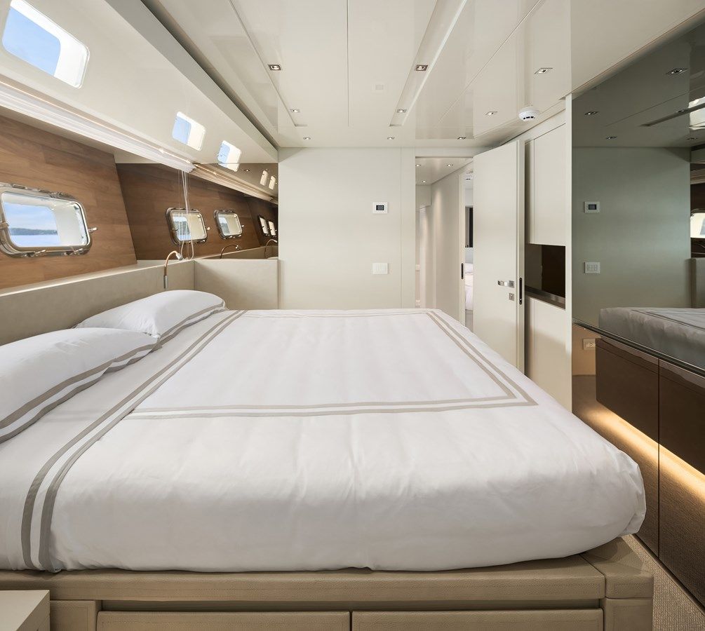 the best price on ESSENZA - Sanlorenzo