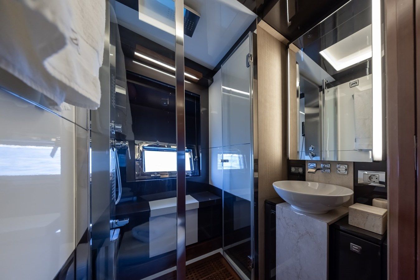 the best price on LIONESS - Baia