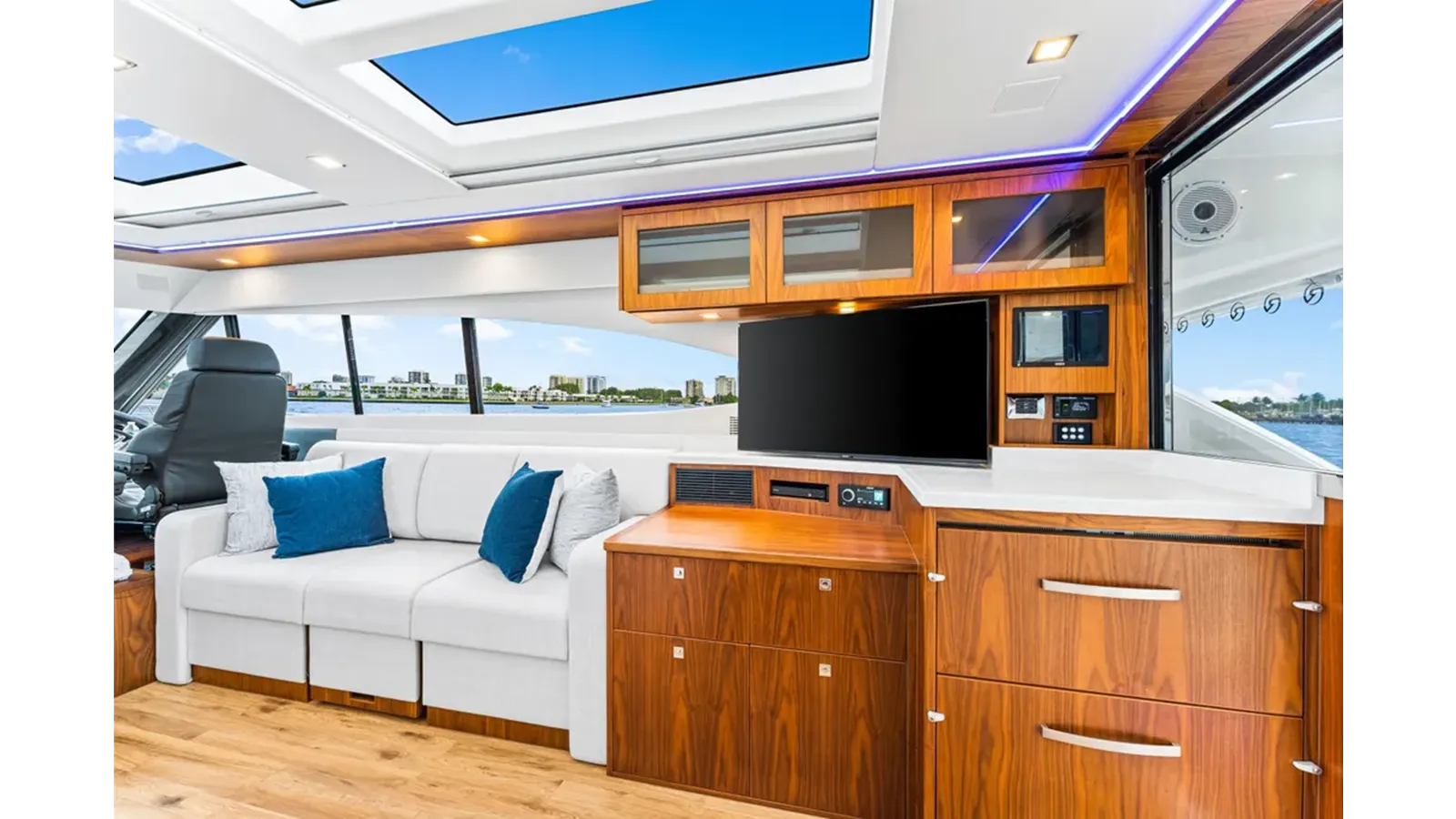 Buy a yacht DASH - Riviera