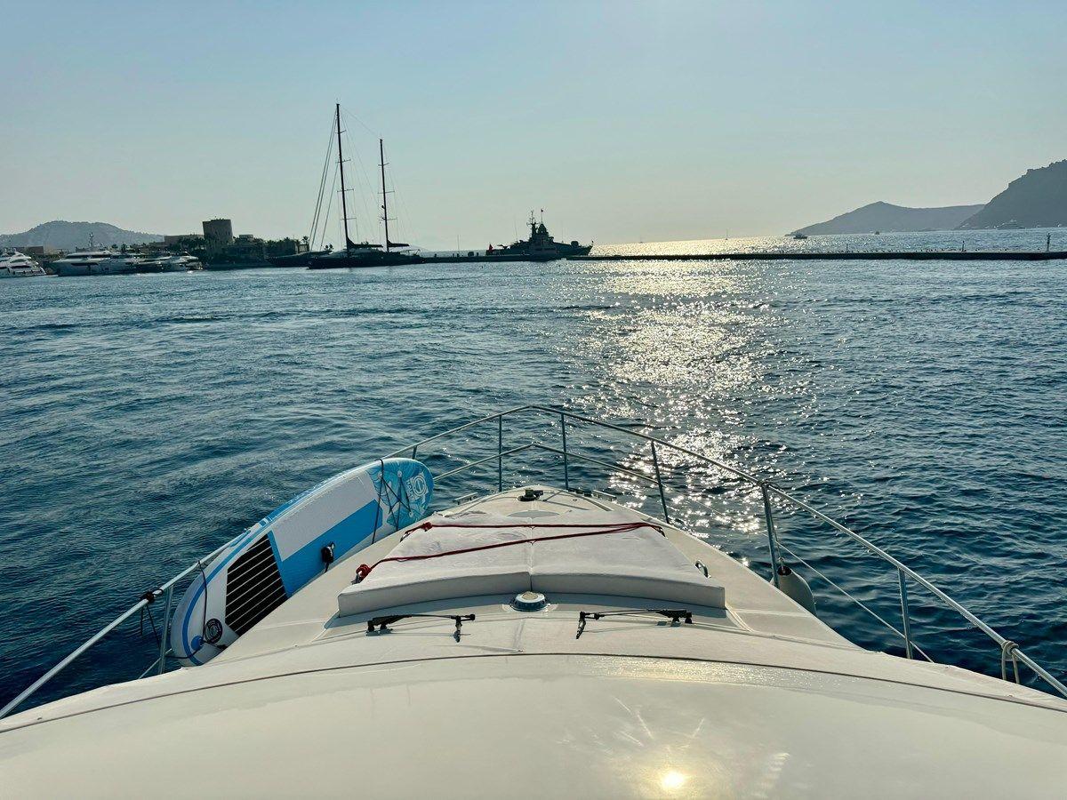 the best price on AZIMUT 46 48