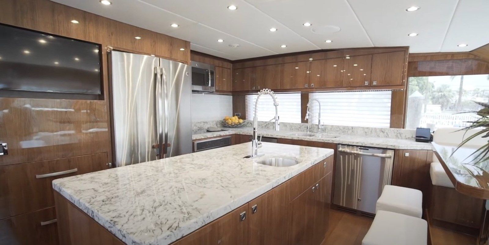 Купить LOLA T Raised Pilothouse