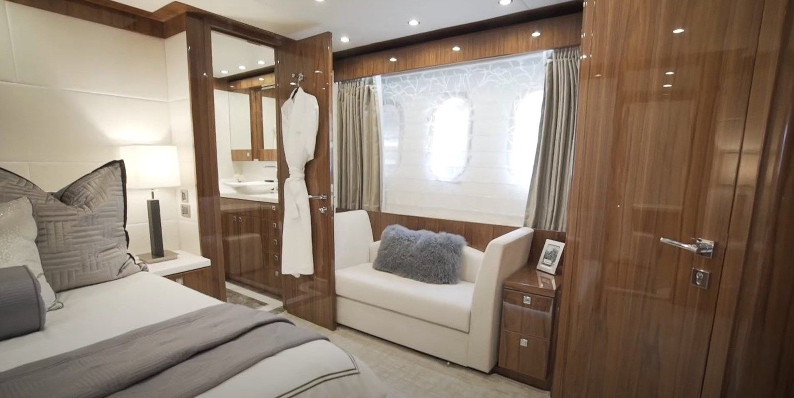 Лучшая цена на LOLA T 2017