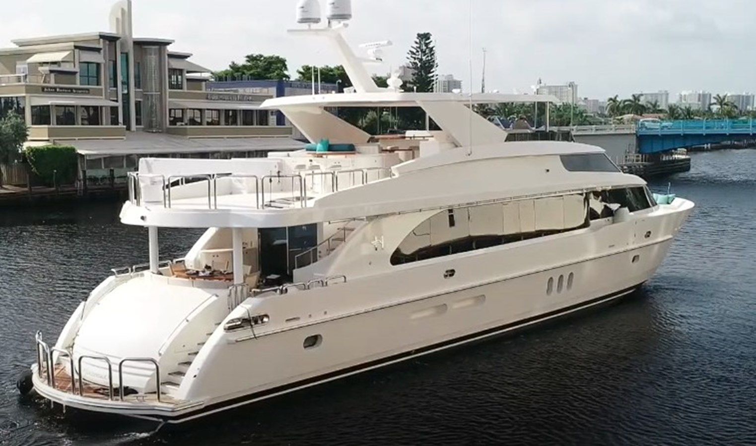 Купить яхту LOLA T в Shestakov Yacht Sales