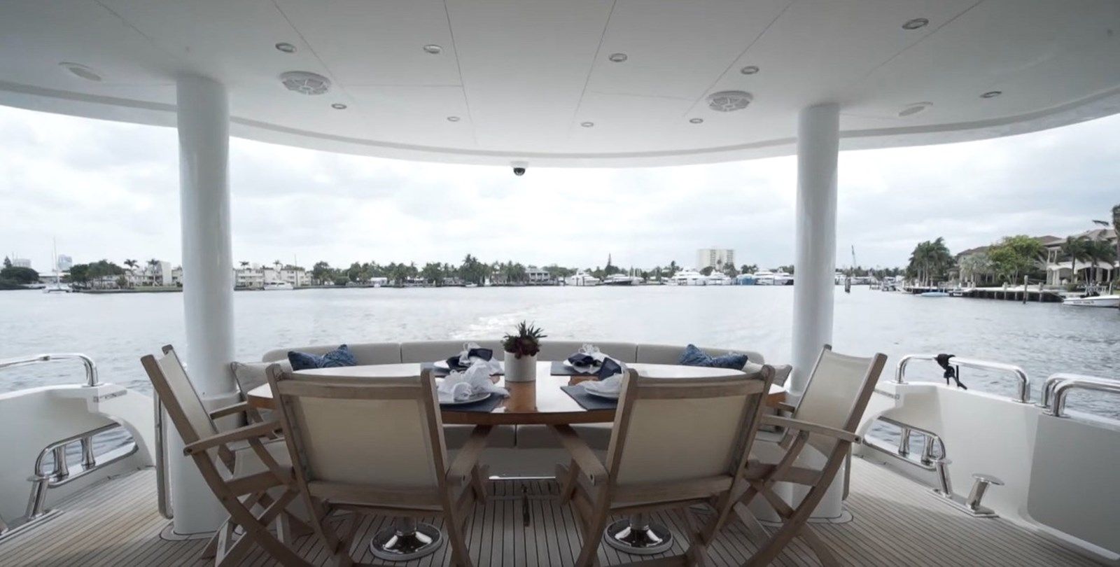 LOLA T Raised Pilothouse