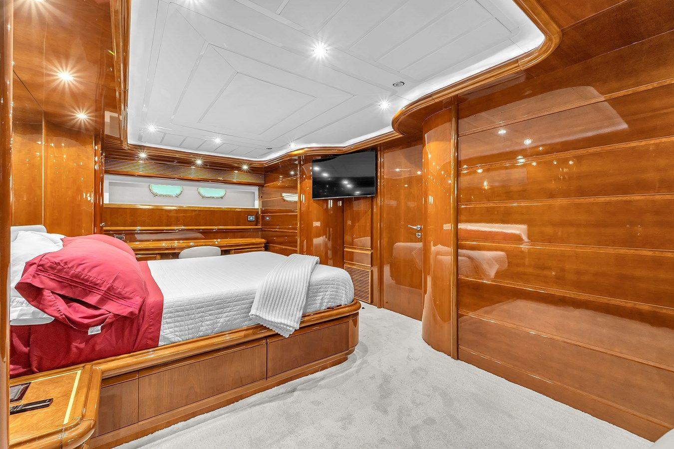 Buy a yacht Ferretti Yachts Custom Line 94 2002