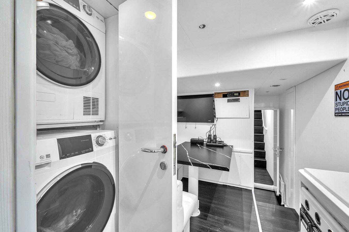 Buy a yacht Ferretti Yachts Custom Line 94