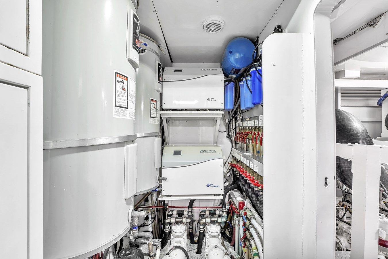 the best price on Ferretti Yachts Custom Line 94