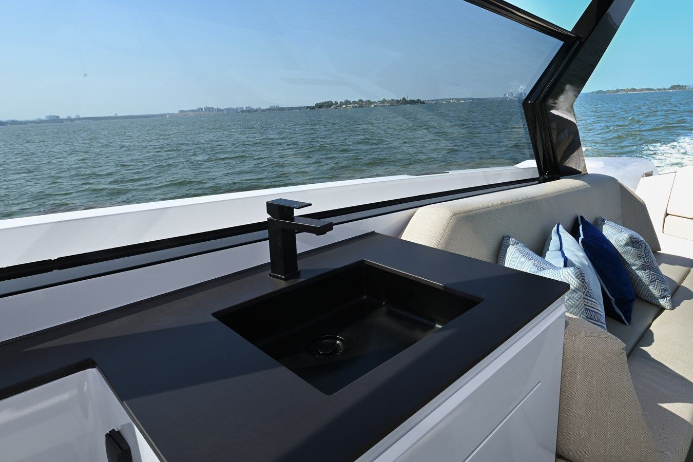 Buy a yacht TAKE IT EASY V - VANQUISH YACHTS