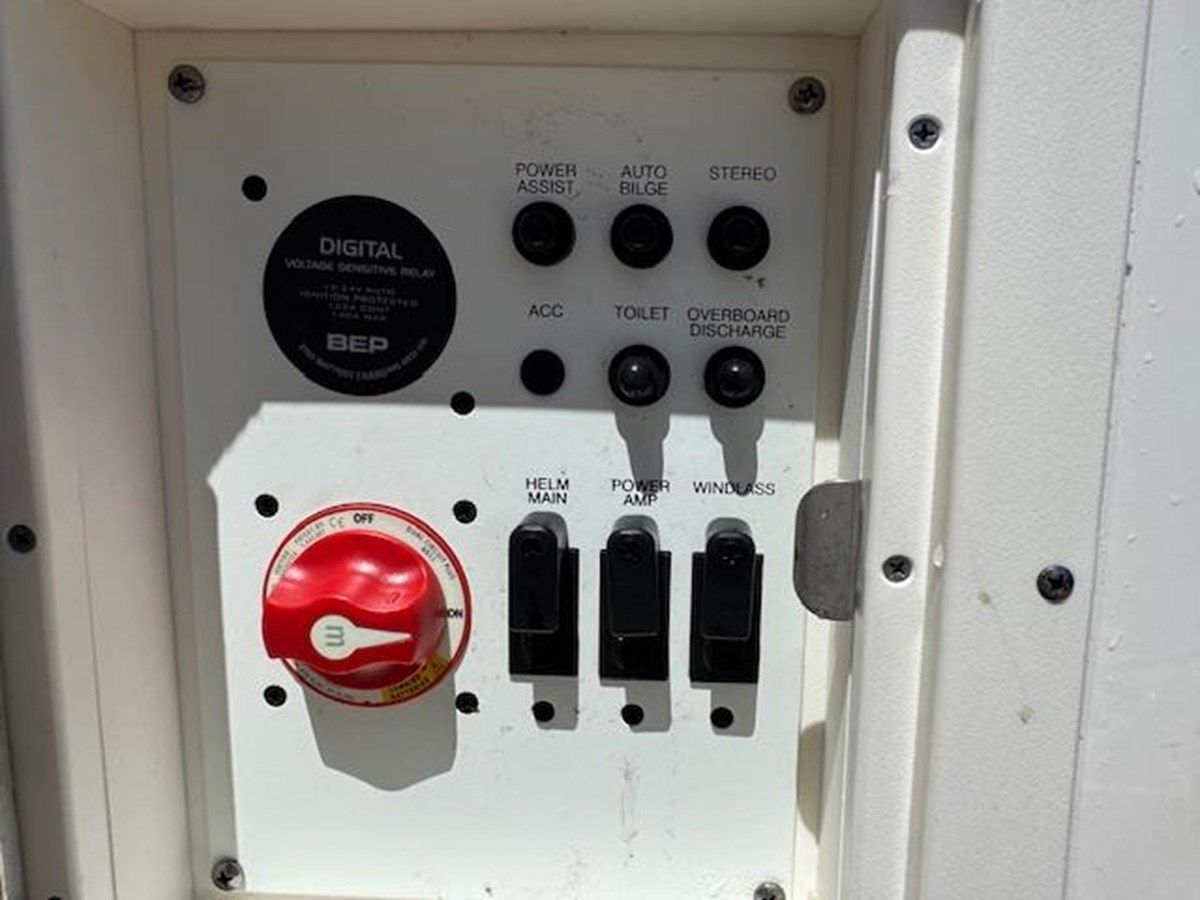 Купить яхту - - ROBALO в Shestakov Yacht Sales