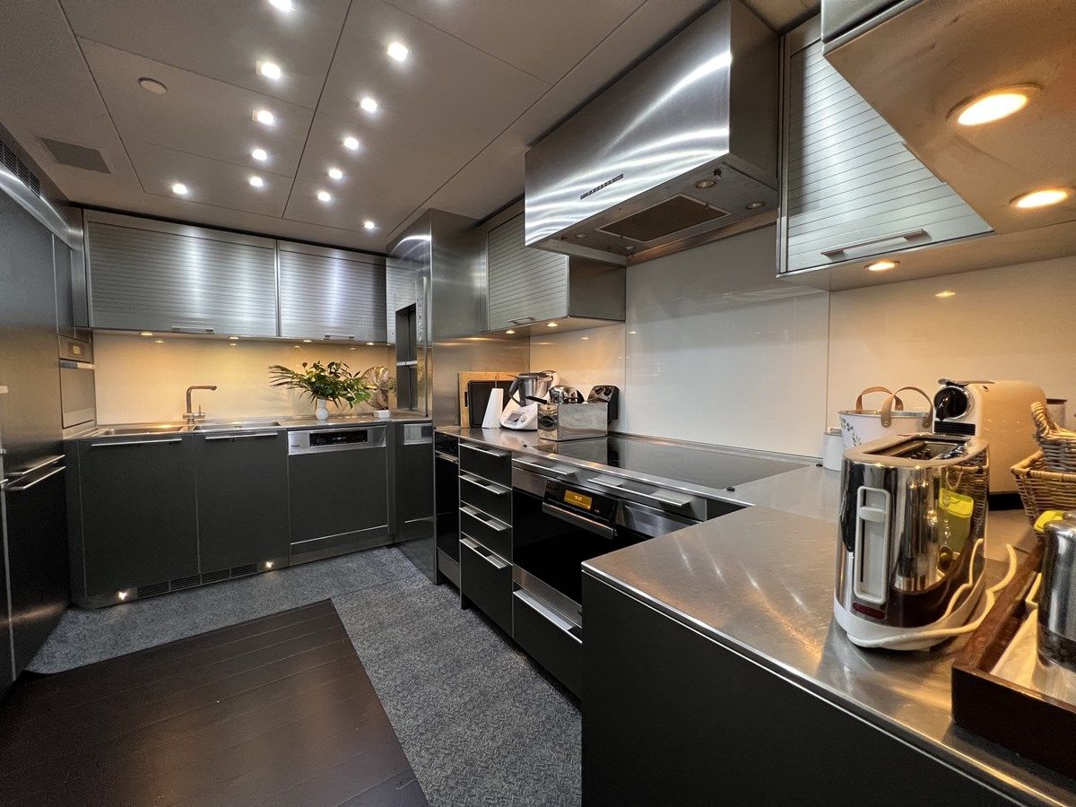 Buy a yacht SMOOTH OPERATOR 2011