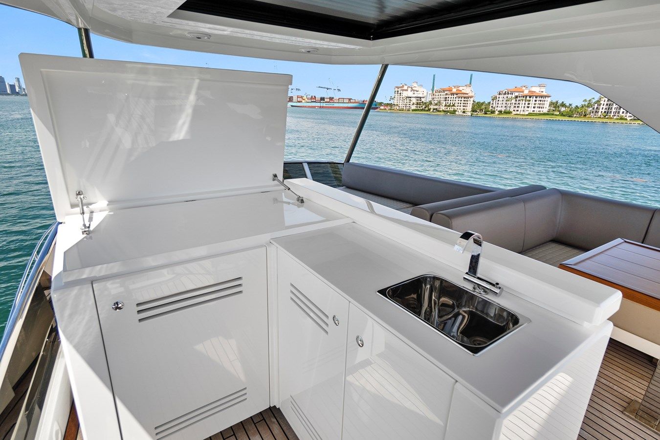 Buy a yacht SMILE 66 Flybridge