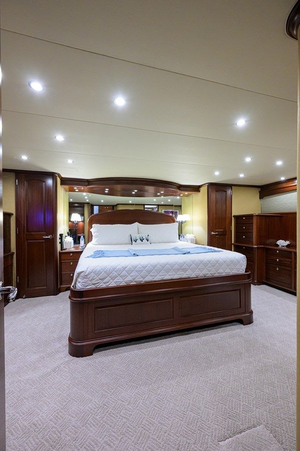 Jule 2005 yacht sale