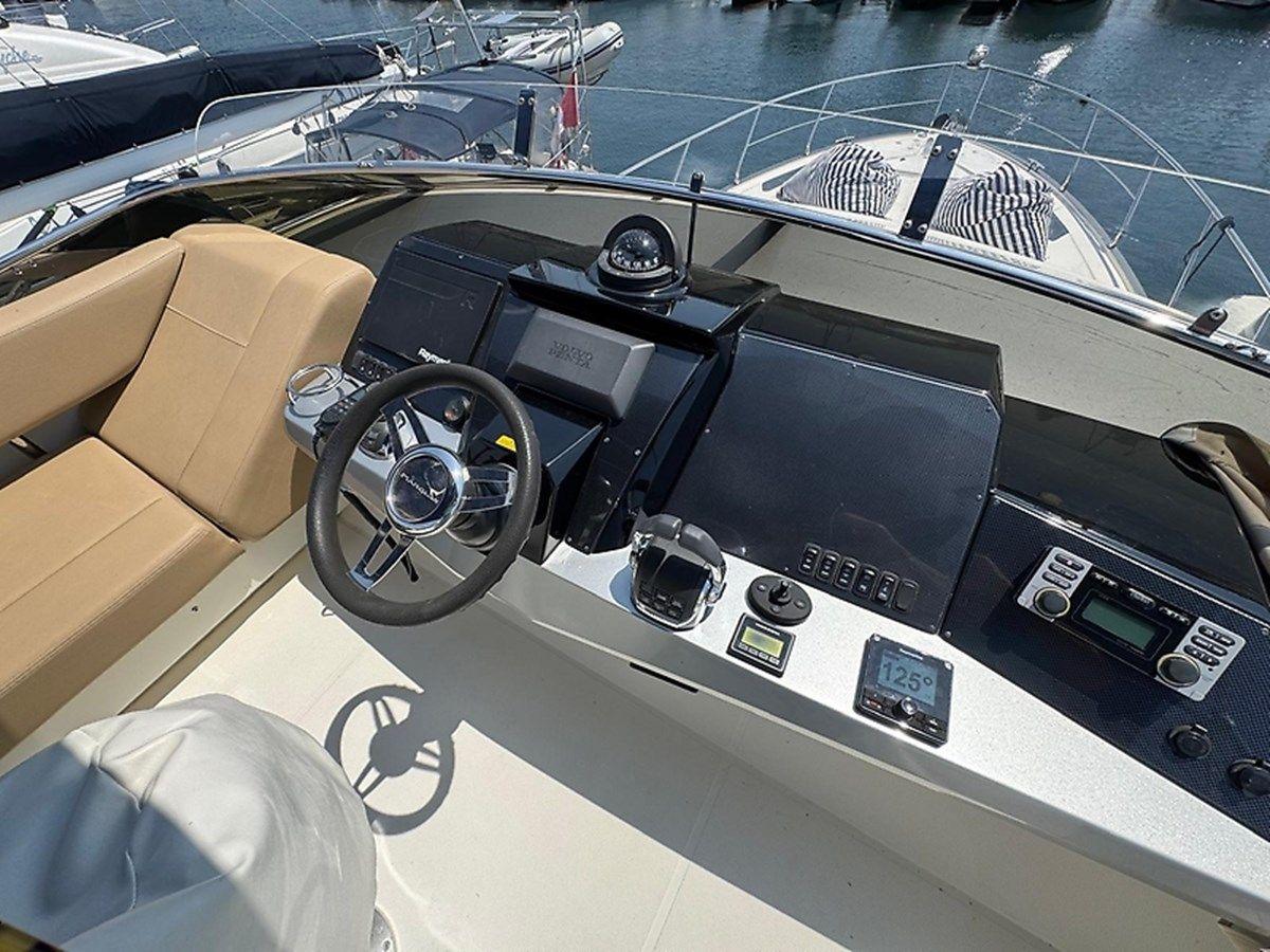 Buy a yacht Marquis 500 Sport Bridge 500 Sport Bridge