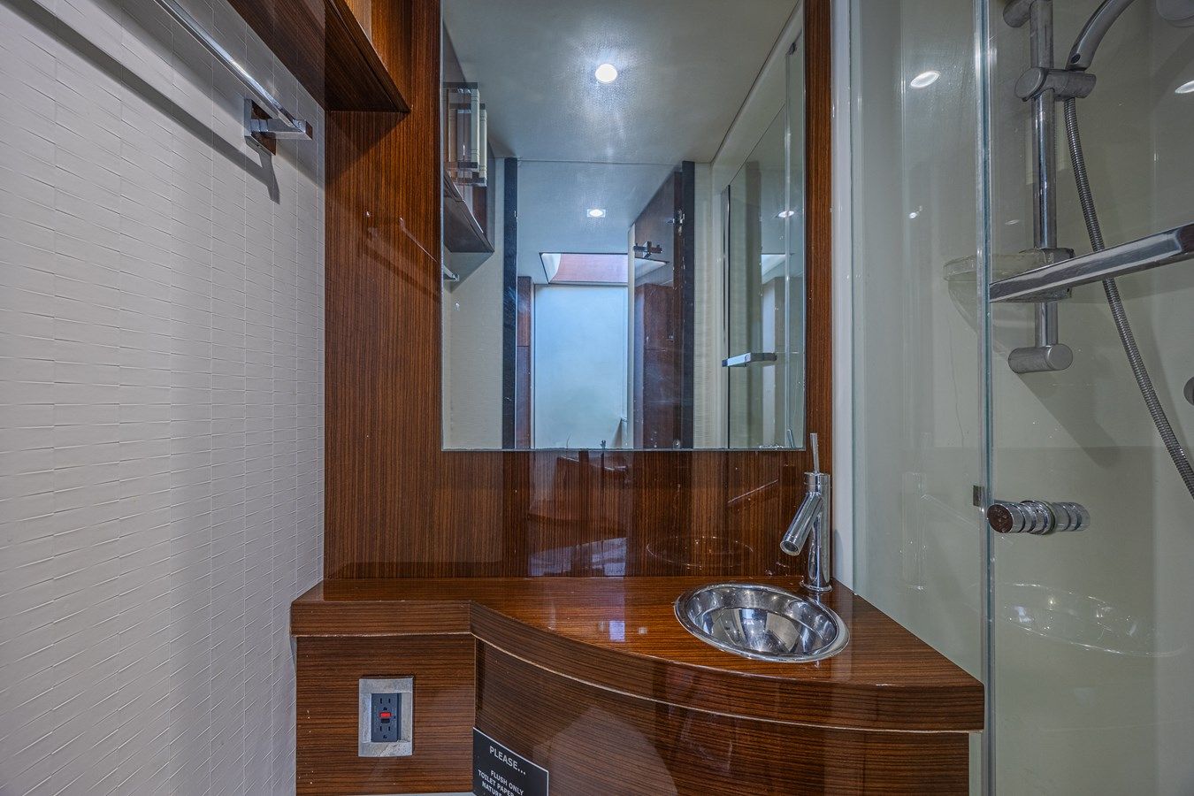 Купить яхту Chapter II - Lazzara в Shestakov Yacht Sales