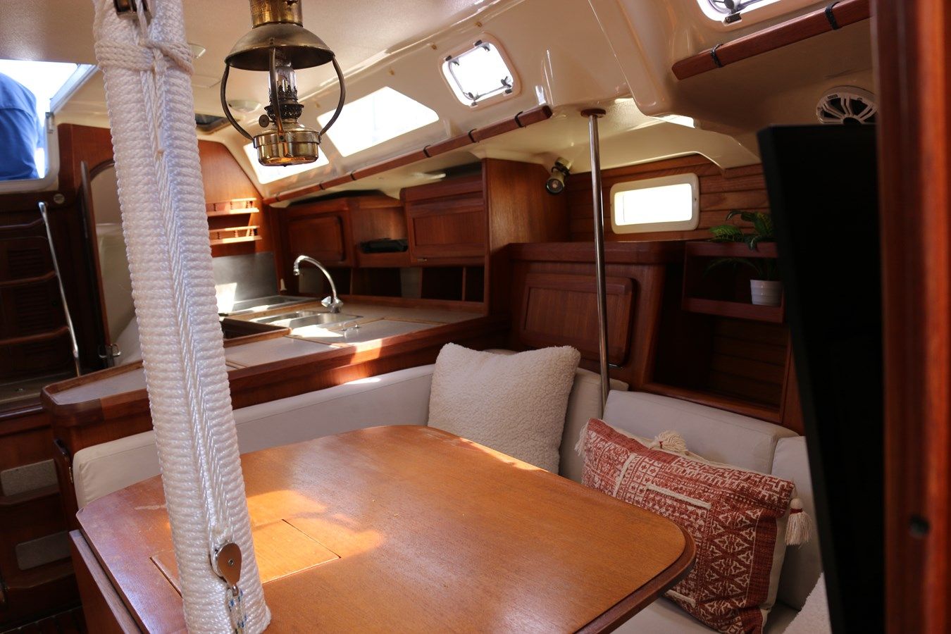 Buy a HUNTER LEGEND 37.5 LEGEND 37.5 at Shestakov Yacht Sales