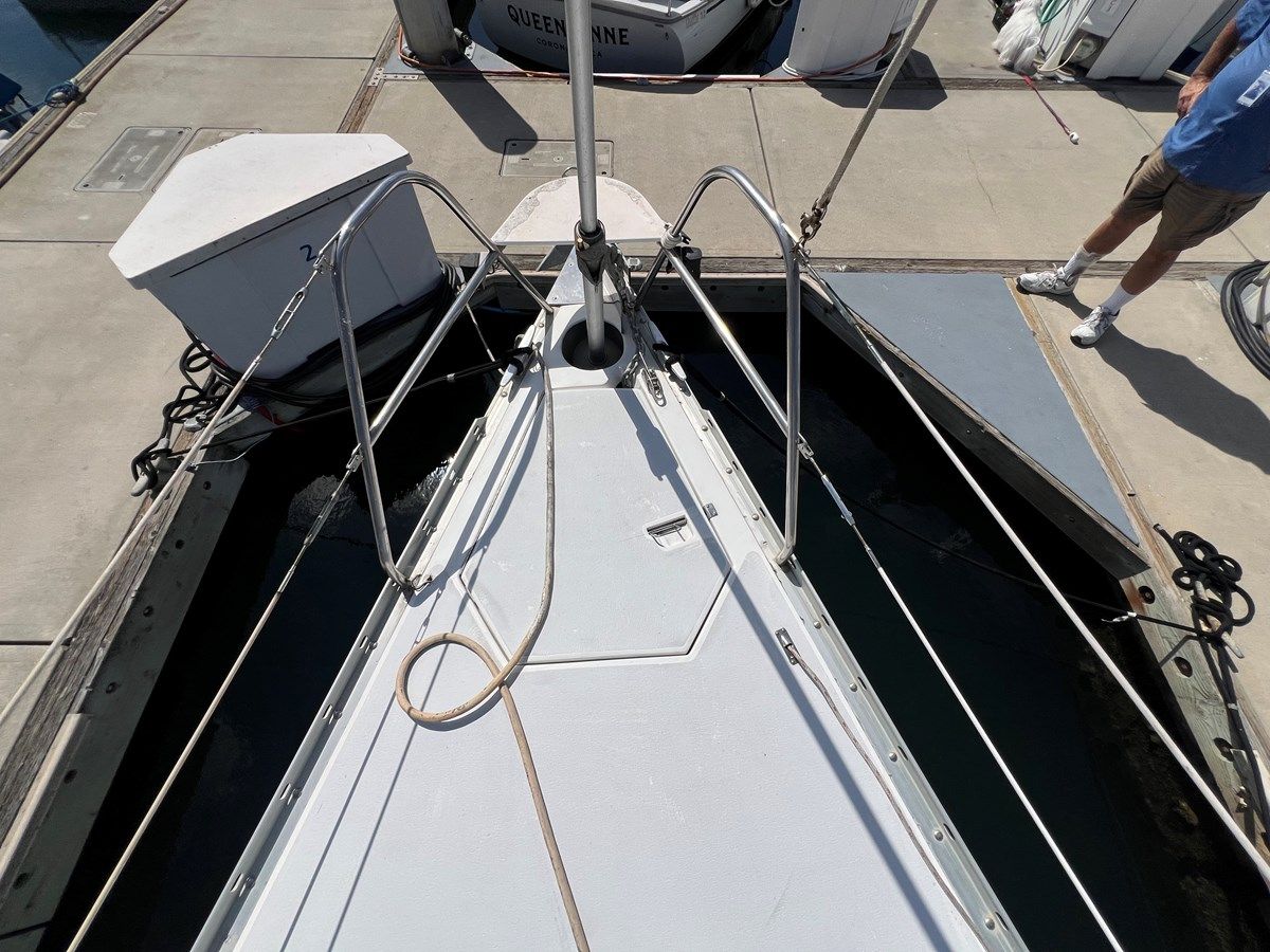 Buy a HUNTER LEGEND 37.5 1993 at Shestakov Yacht Sales