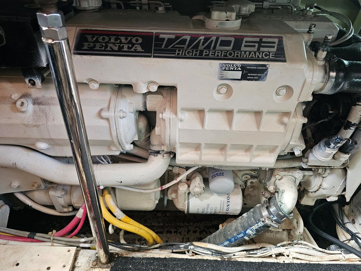 the best price on Carver 444 Motor Yacht 2004