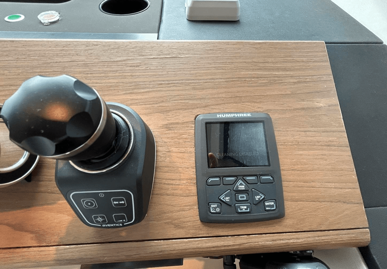 the best price on Azimut 72 Fly 74