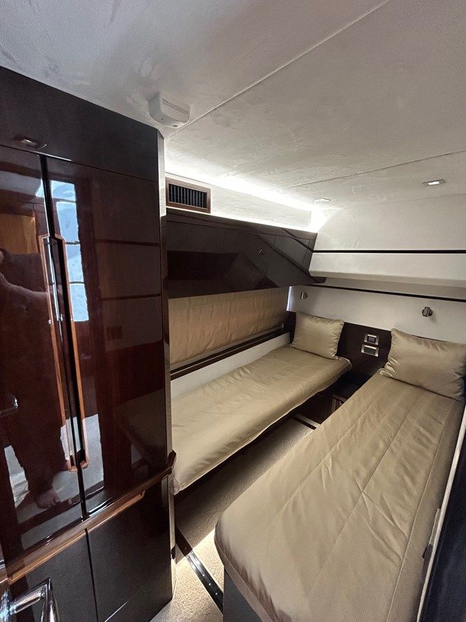 Buy a yacht BUGSY 550 FLY