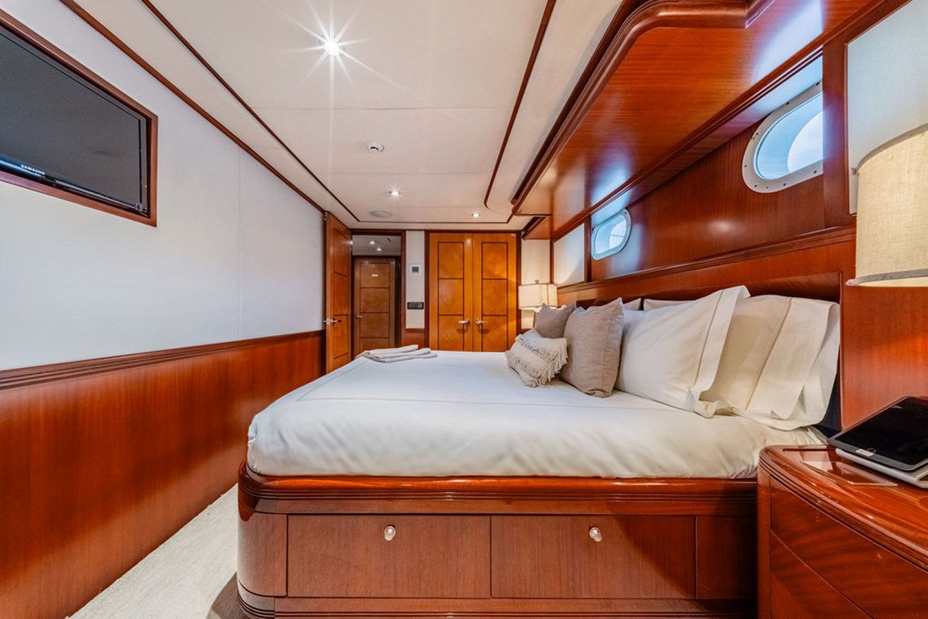 Buy a yacht JUST ENOUGH Ares Marine Tri-Deck