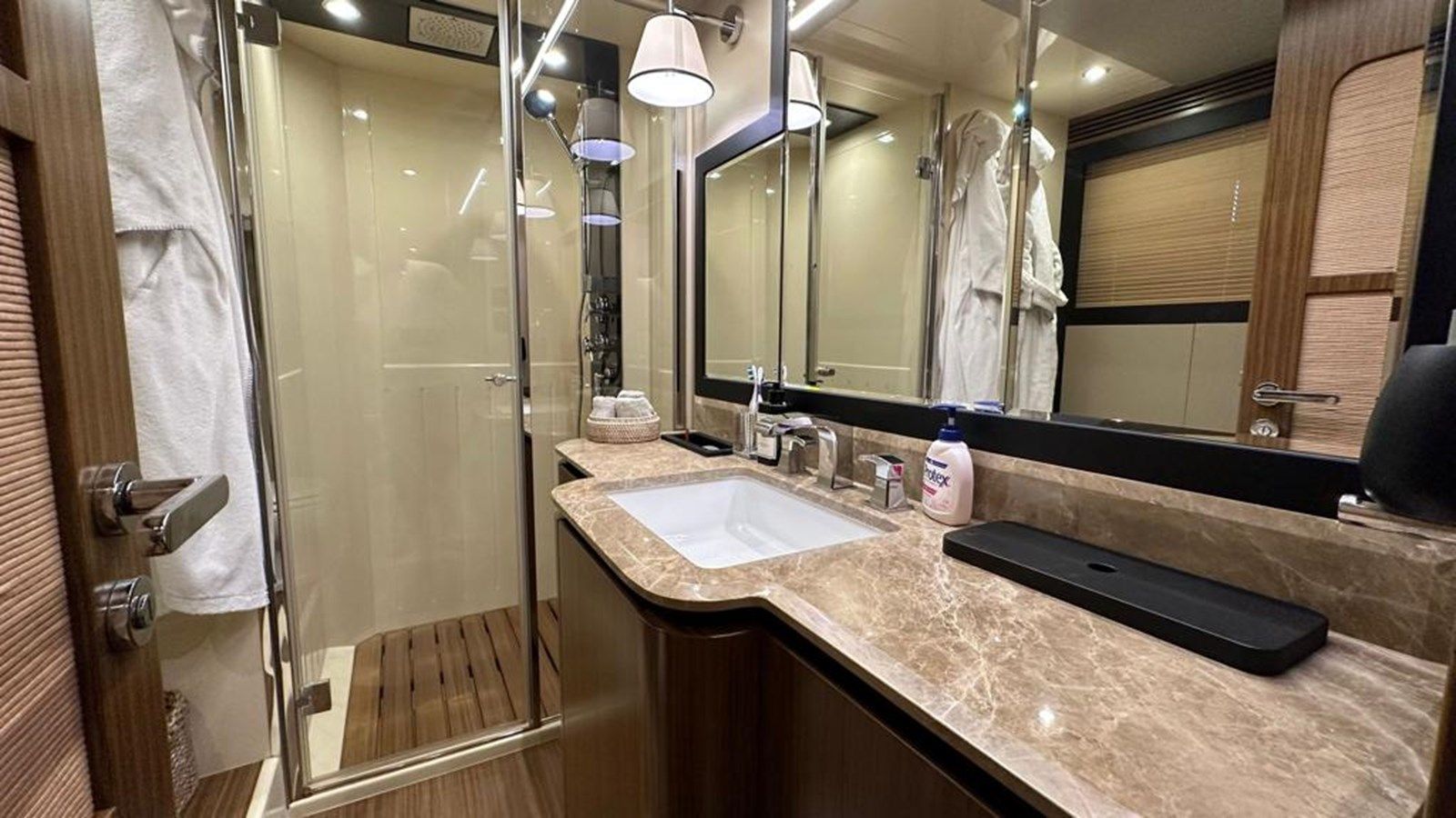 NINE NINE WINE - Azimut Yachts