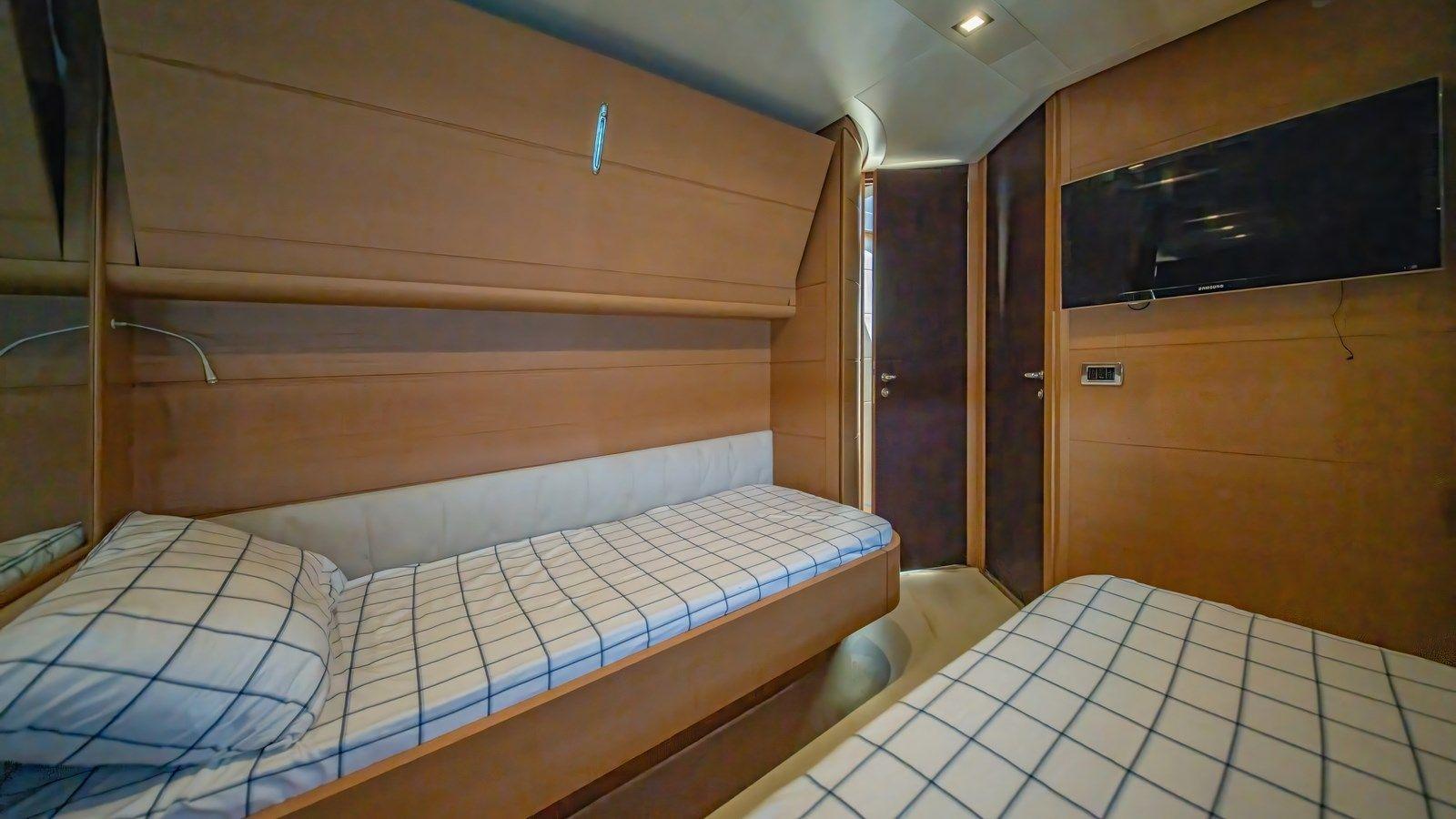 Buy a yacht FREEDOM 2 - PERSHING