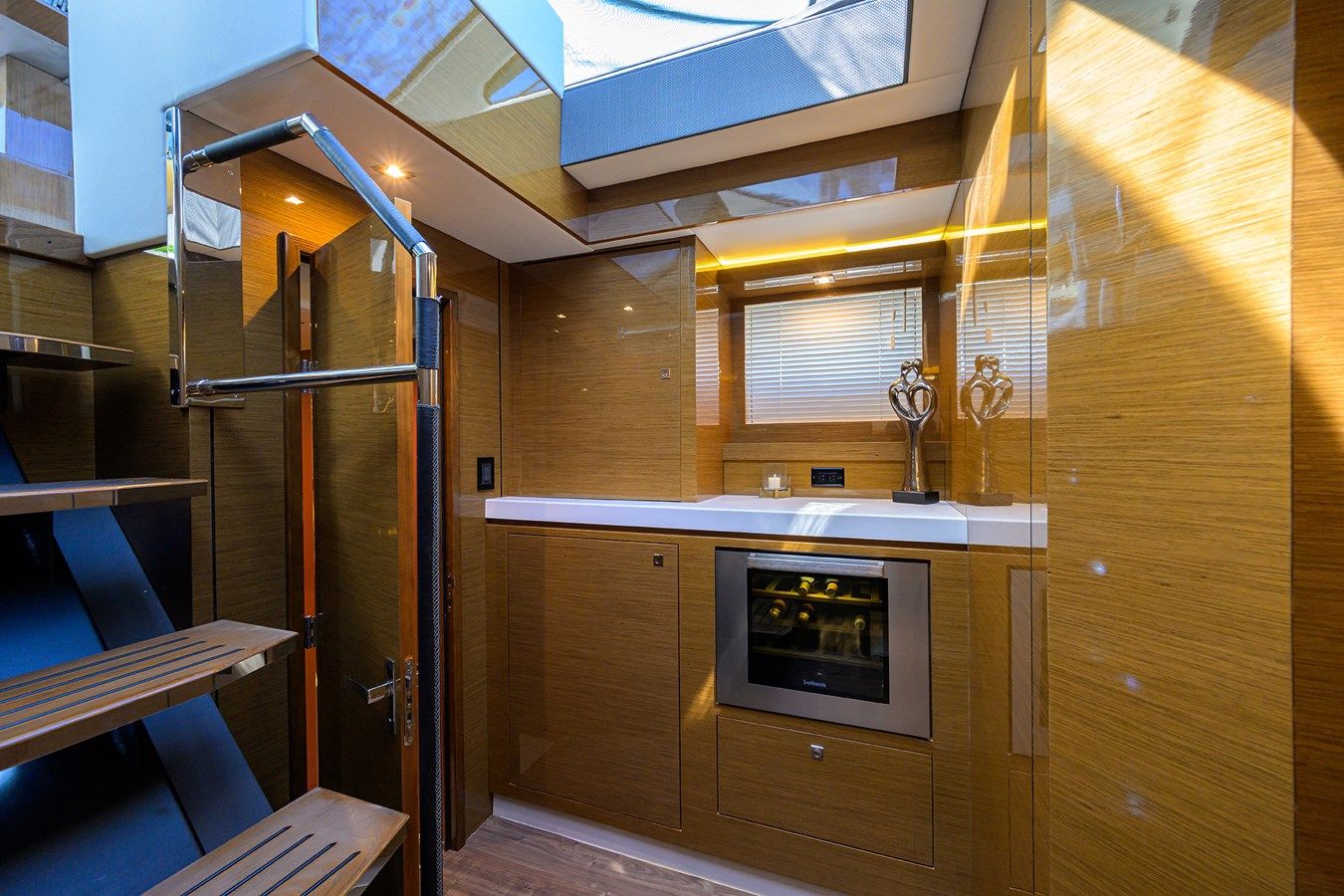 Продажа яхты UNORTHODOCS - Cruisers Yachts