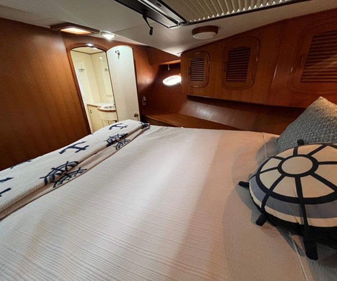 Лучшая цена на 64 ft 1999 Mikelson Long-Range Luxury Sportfisher, Swells