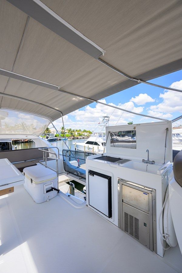 AT EASE 550 FLYBRIDGE