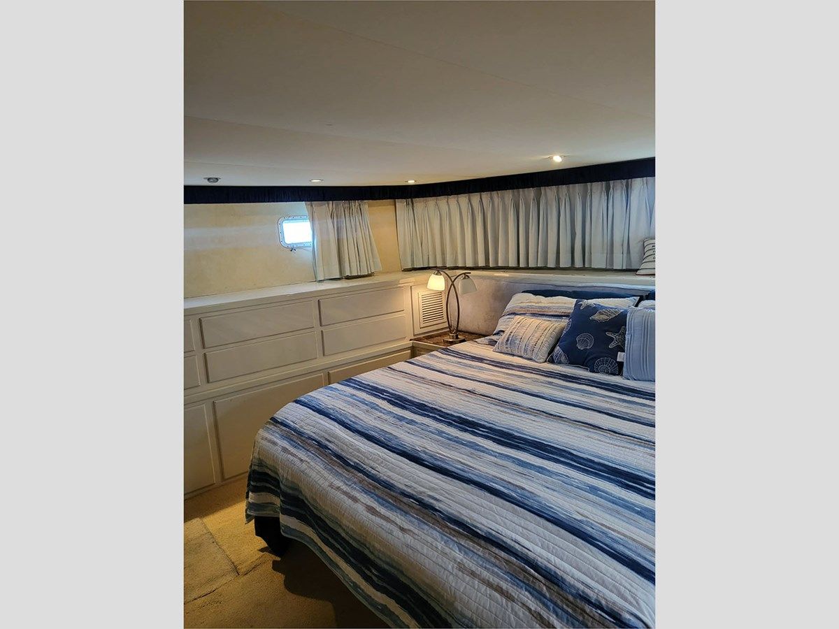 Buy a yacht 74' Hatteras 1989 74 CPMY