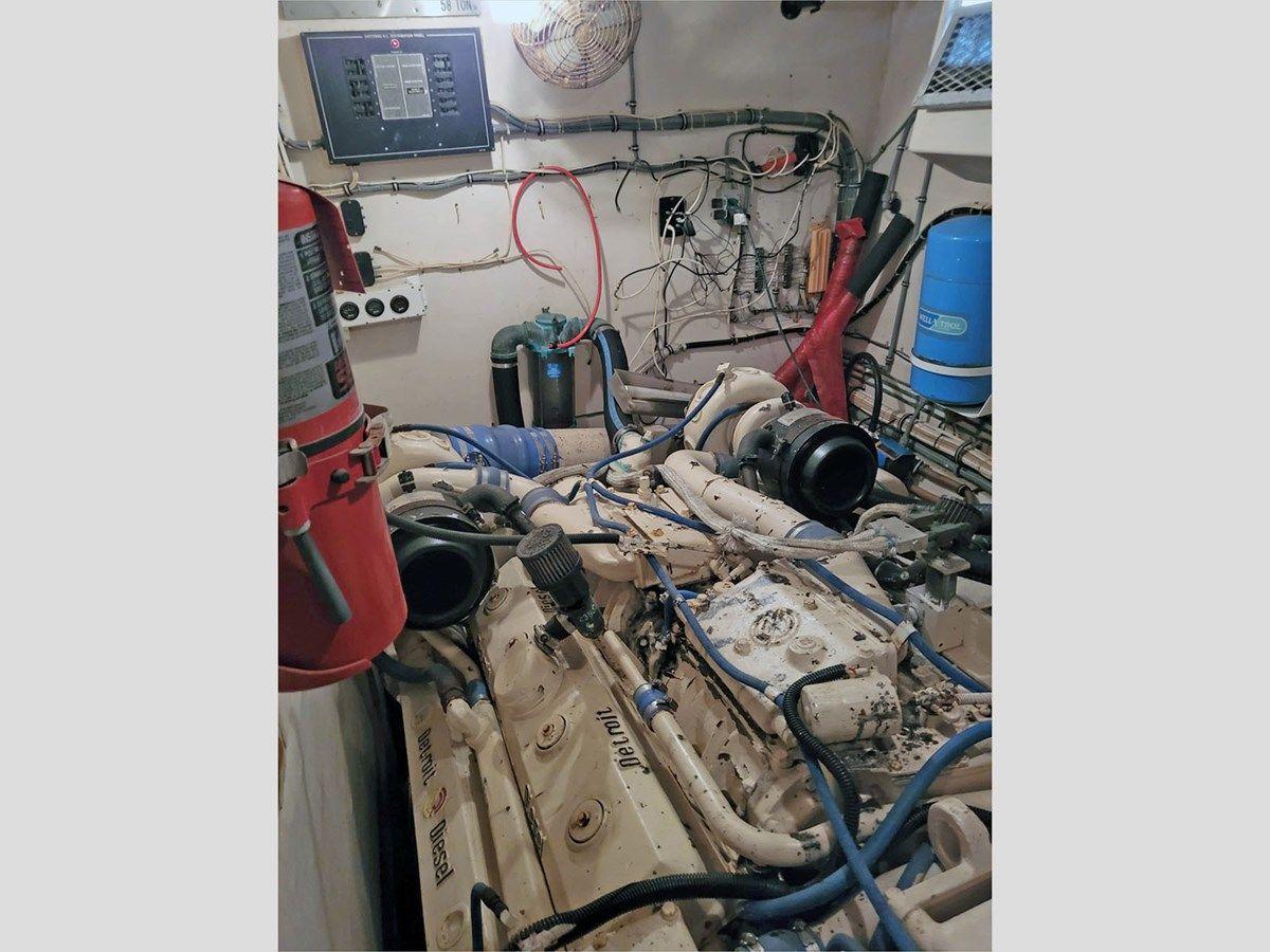 74' Hatteras 1989 74 CPMY 74 yacht sale