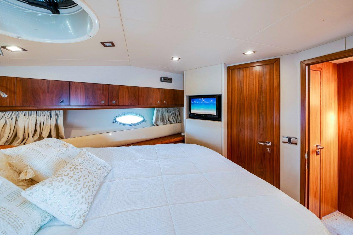 best yacht sales deals MANHATTAN 52 2011