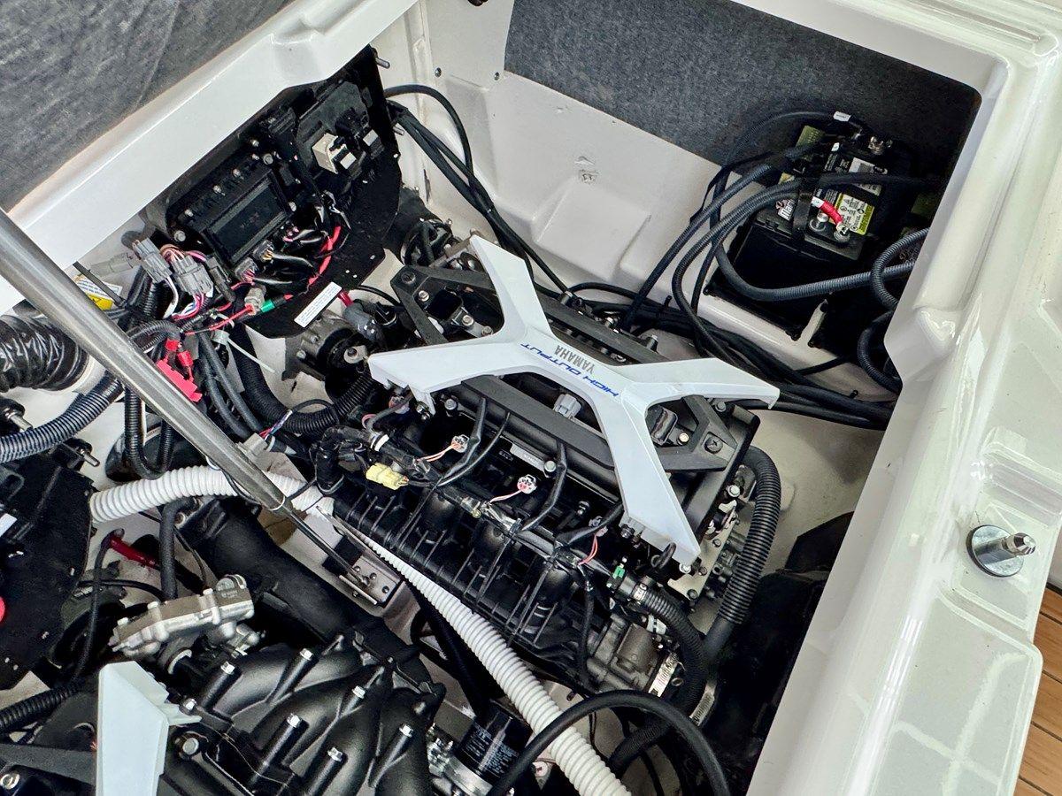 best yacht sales deals 024 Yamaha 252SD NLNL