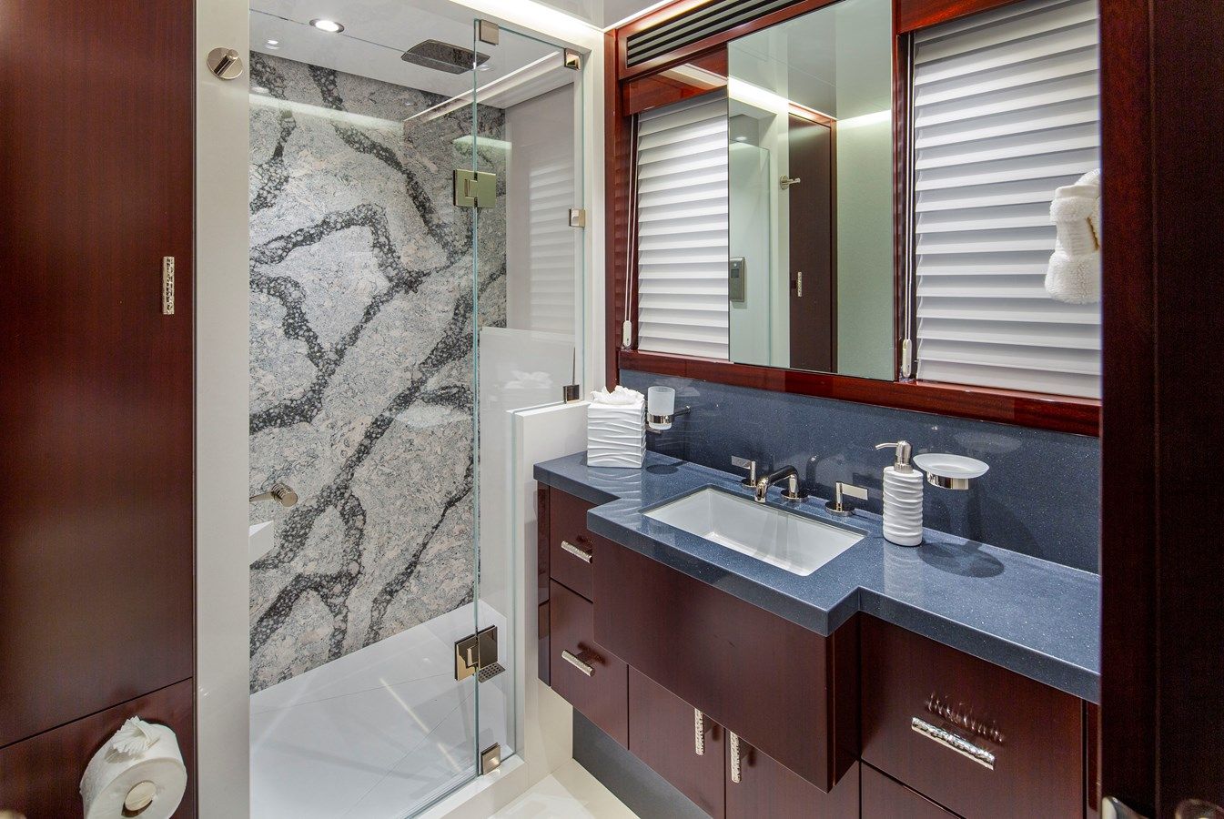 Продажа яхты LION'S DEN 2020