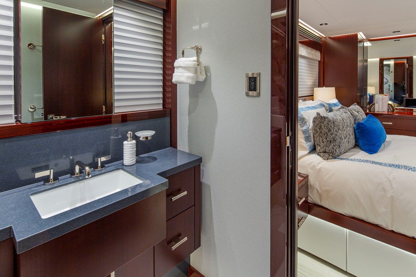 Лучшая цена на LION'S DEN - WESTPORT