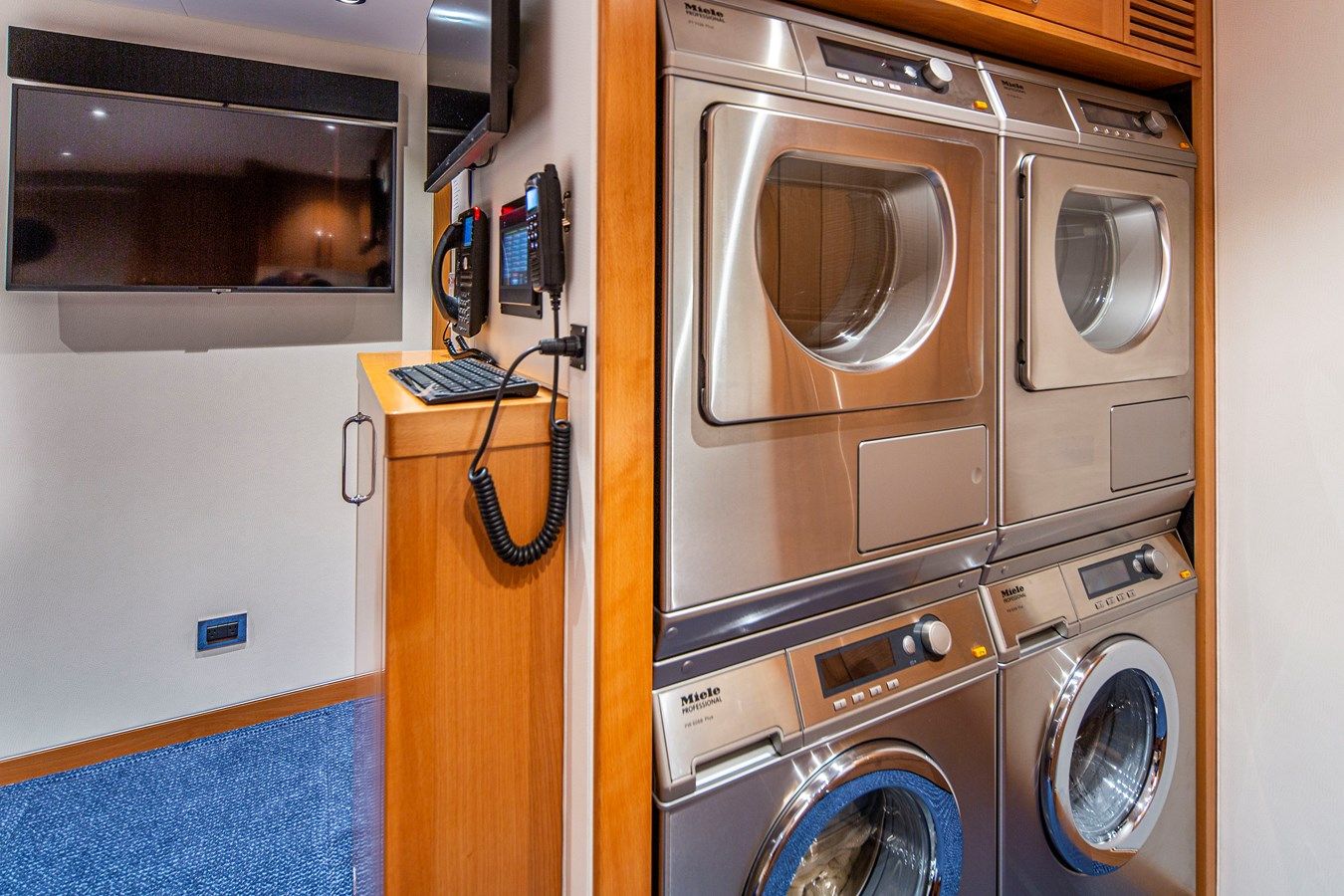 Продажа яхты LION'S DEN RAISED PILOTHOUSE MY