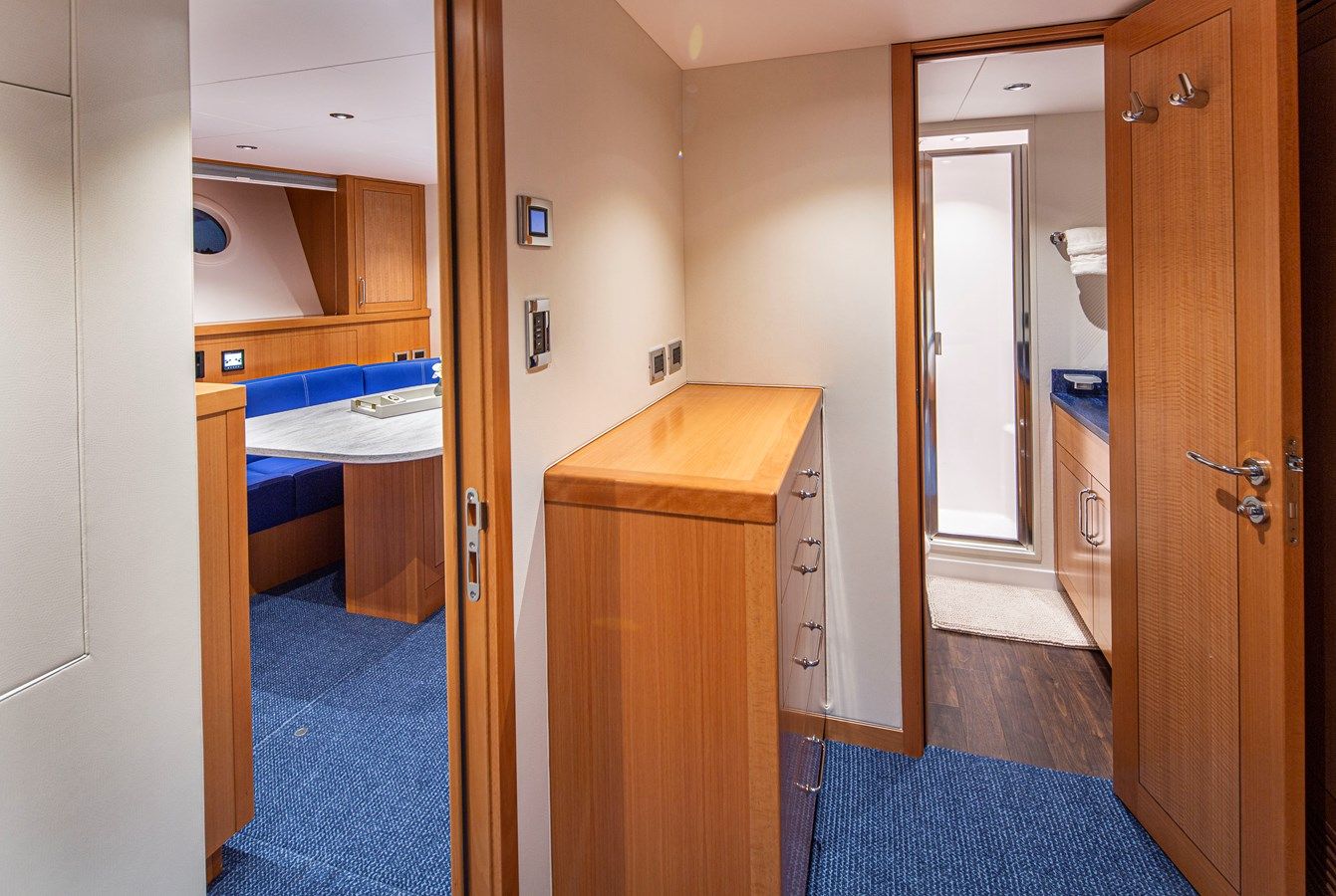 Лучшая цена на LION'S DEN