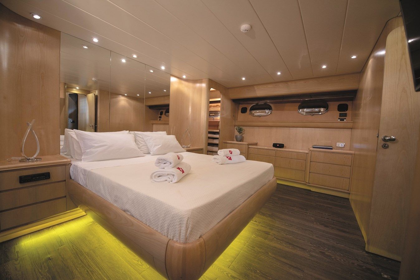 Buy a yacht KISS CANADOS 88