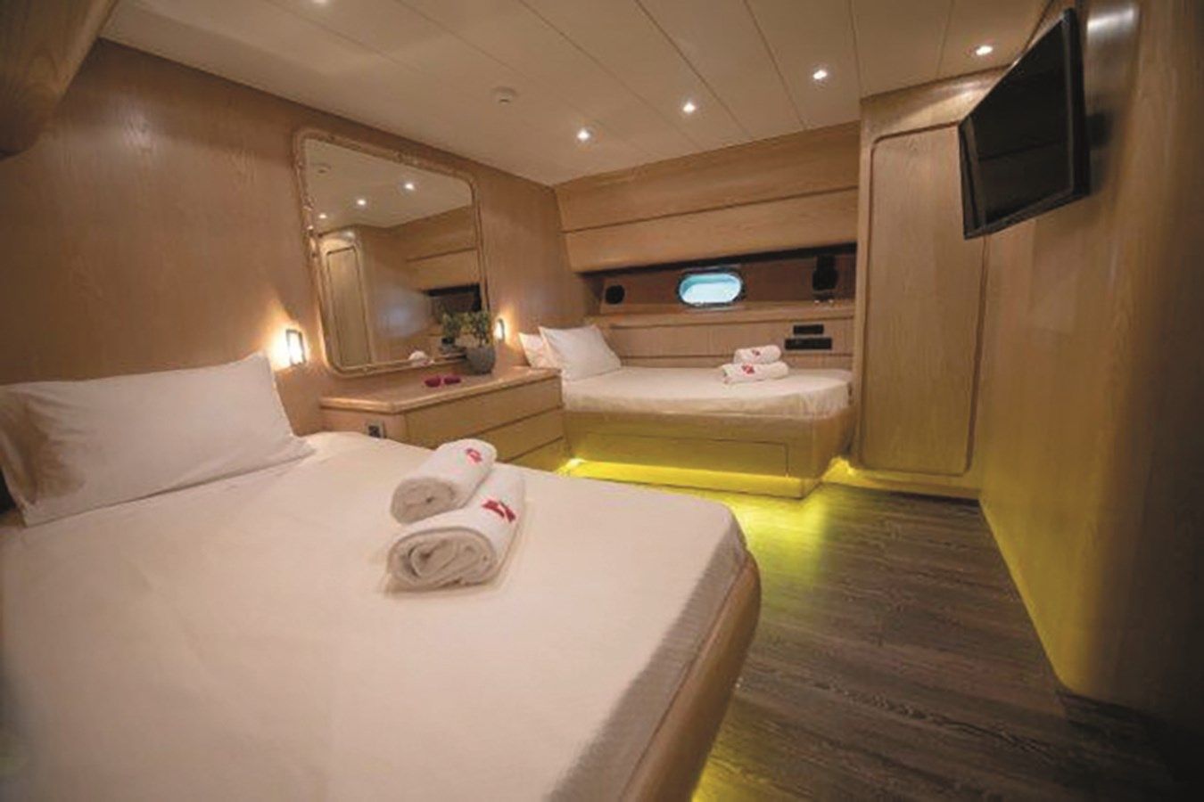 Buy a yacht KISS - Canados