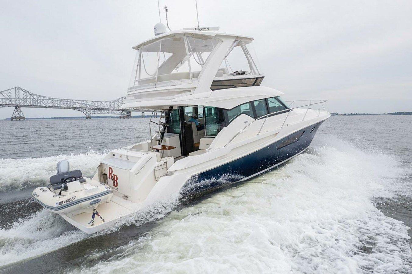 Buy a yacht Tiara 2021