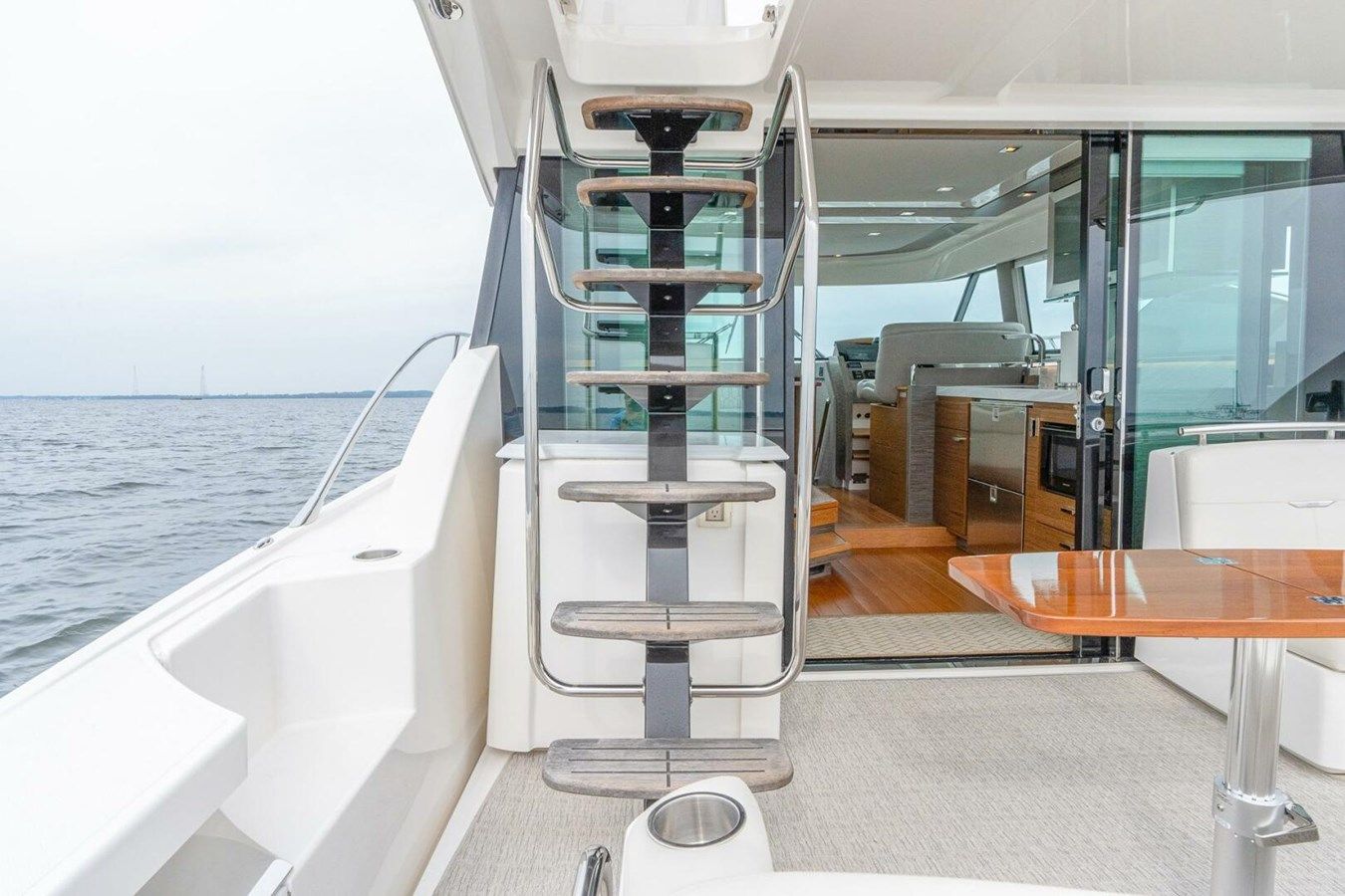 Купить яхту Tiara F44 Flybridge в Shestakov Yacht Sales
