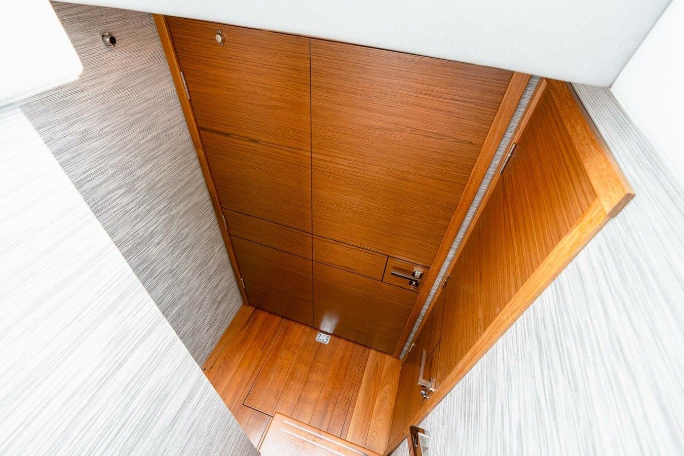 Лучшая цена на Tiara - Tiara