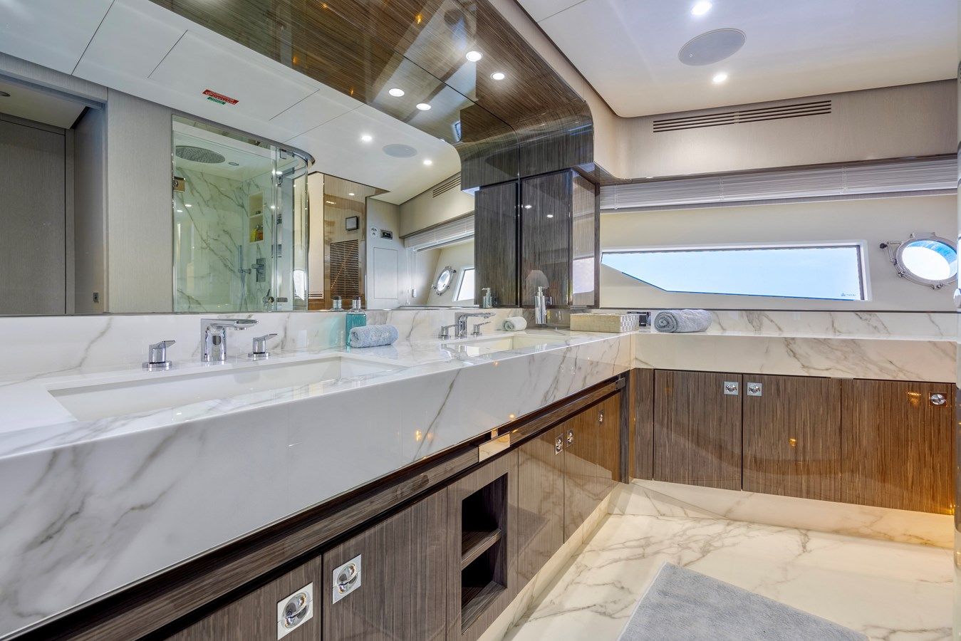 the best price on ANASTASIA V 93