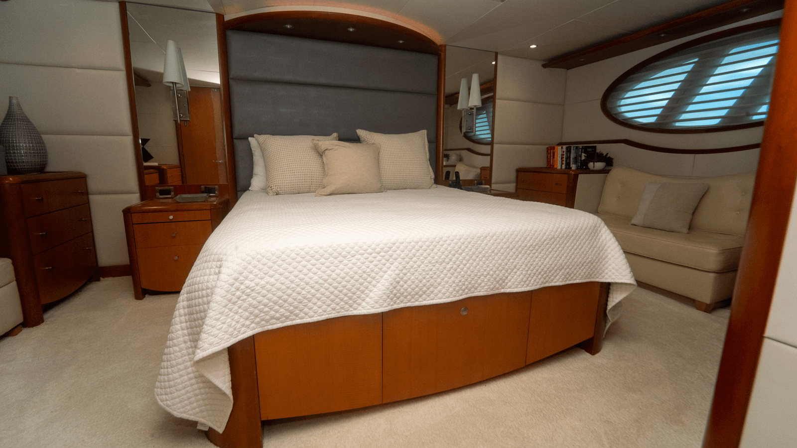 best yacht sales deals LIVING THE DREAM - Lazzara