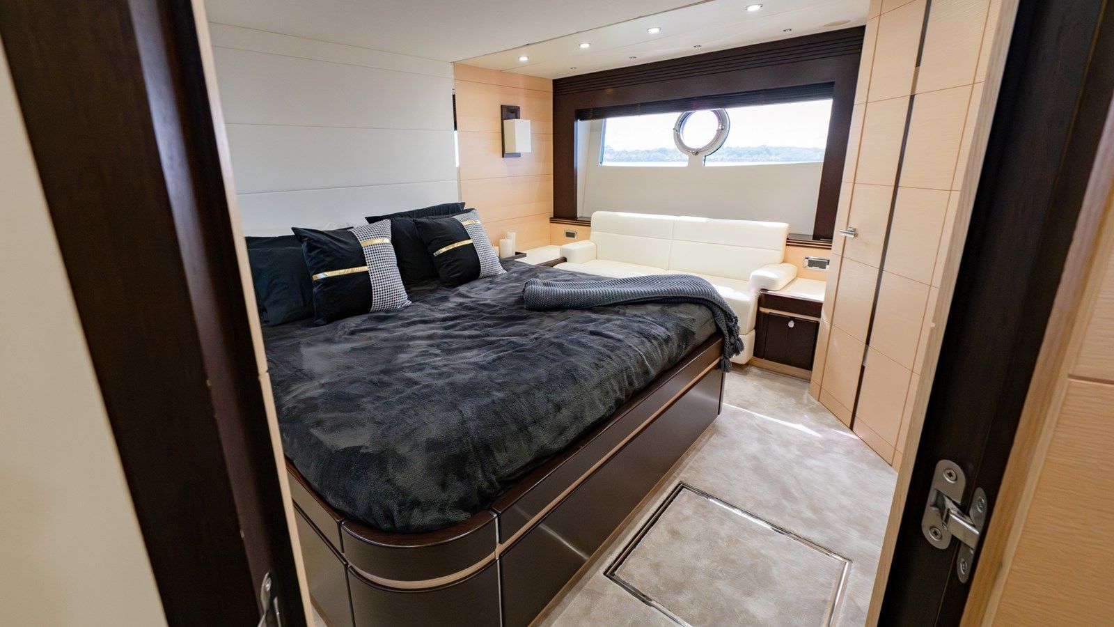 Купить яхту ZAZA - Sunseeker в Shestakov Yacht Sales