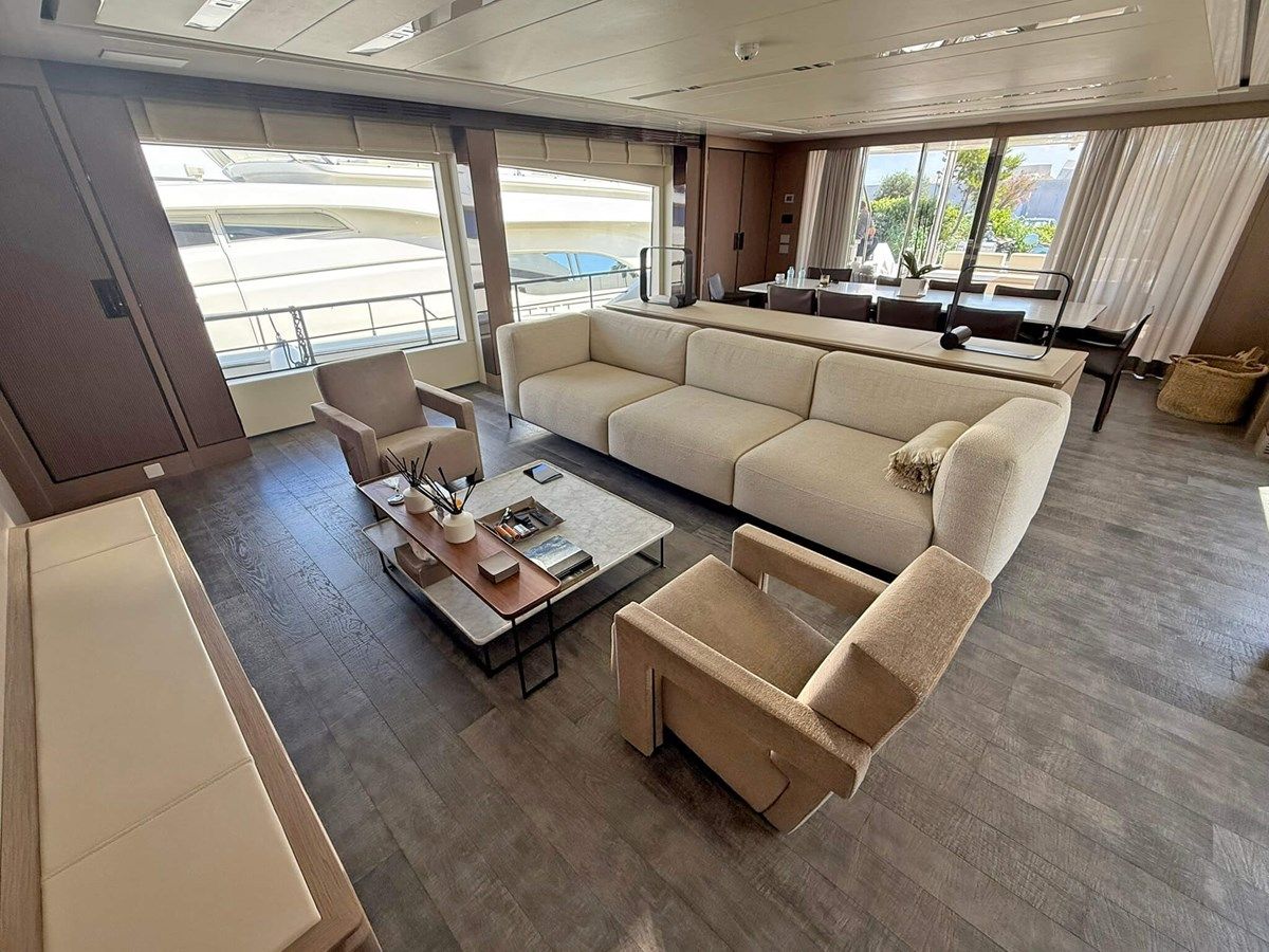 SHIP HAPPENS - Maiora yacht sale