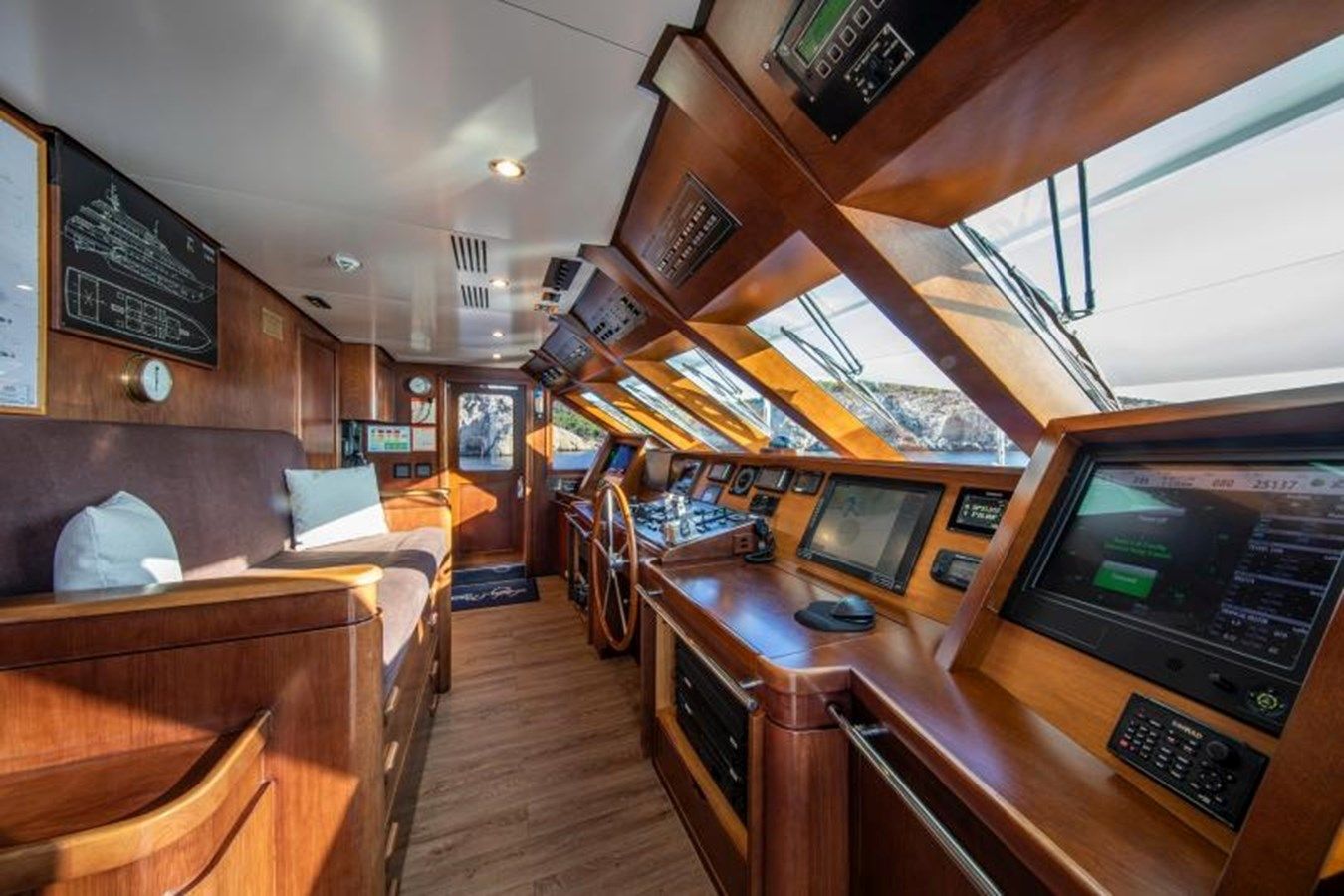 Купить яхту Lady Nora - Broward Yacht в Shestakov Yacht Sales