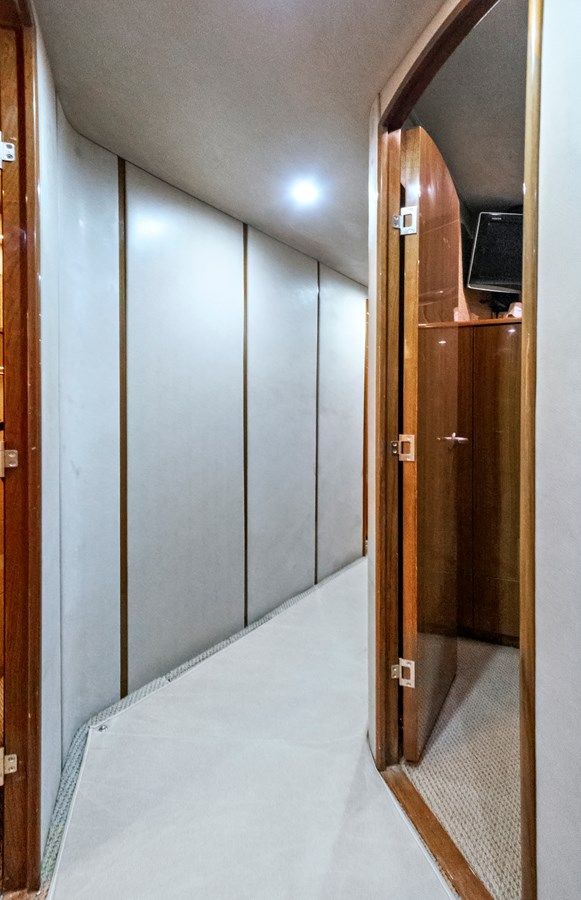 Buy a yacht VKY74038A808 74 Enclosed Bridge